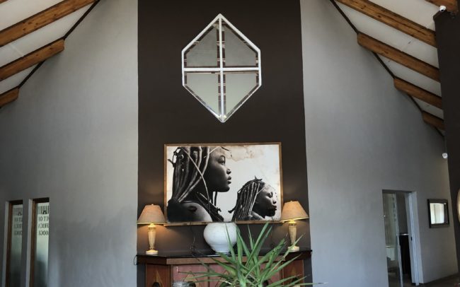 Hall de réception du lodge Out of Africa, table de réception, buffet et belle décoration de style africain